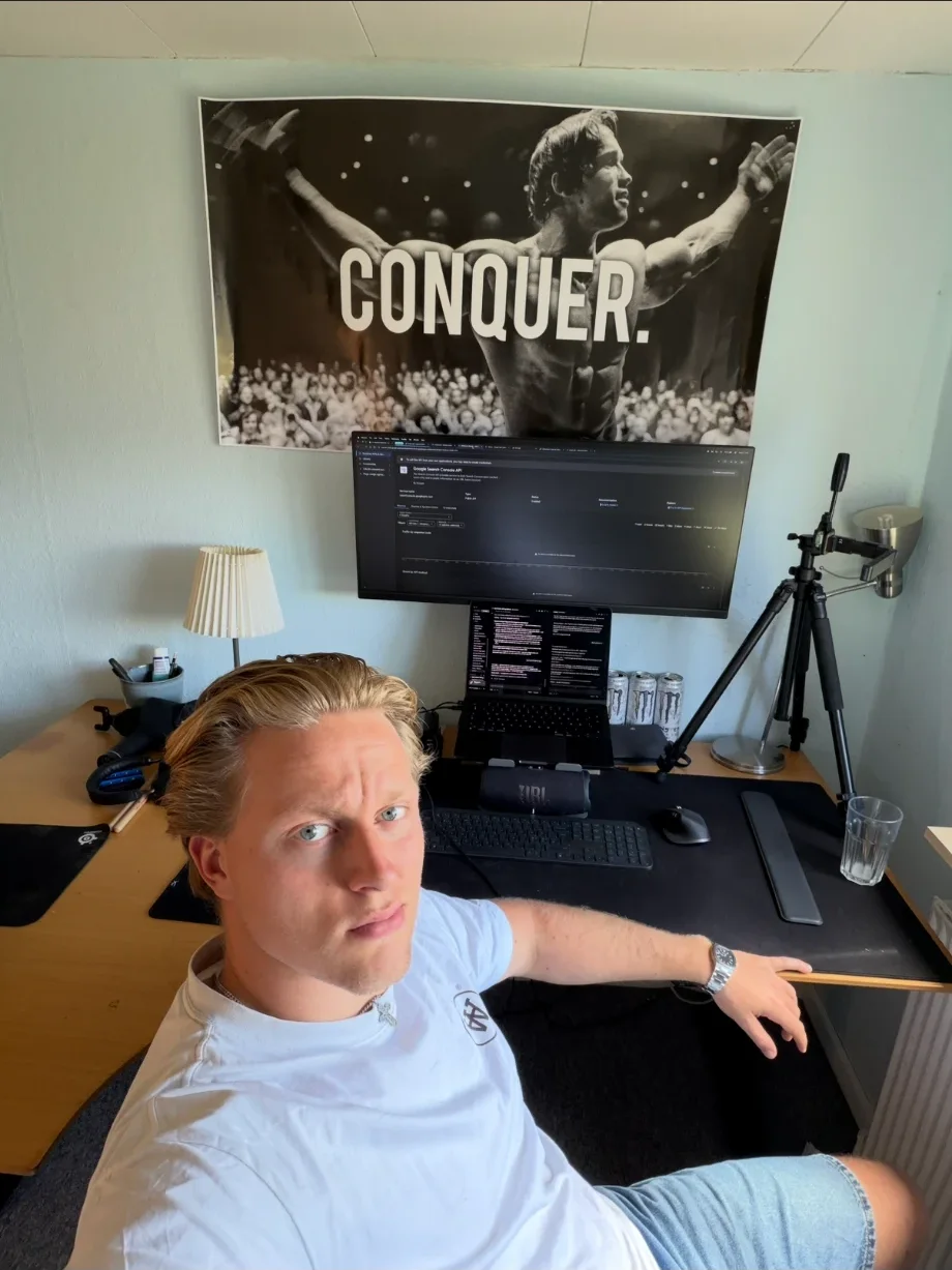 Jens Madsen ved skærmen på kontoret i Auning